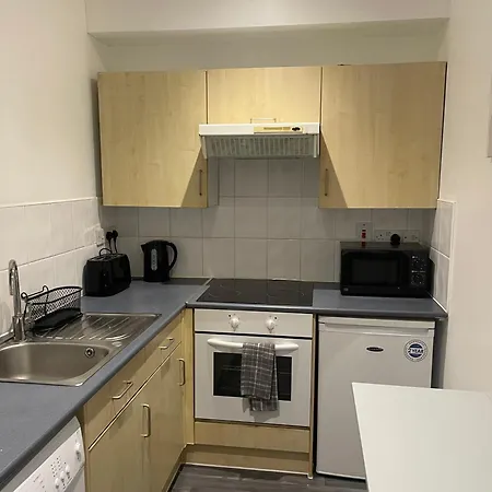 Cosy 2 Bed Wimbledon Apartment Raynes Park Exterior photo